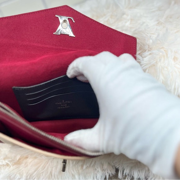 LOUIS VUITTON Calfskin My Lockme Chain Pochette Lie De Vin Etain Creme - Picture 8 of 15